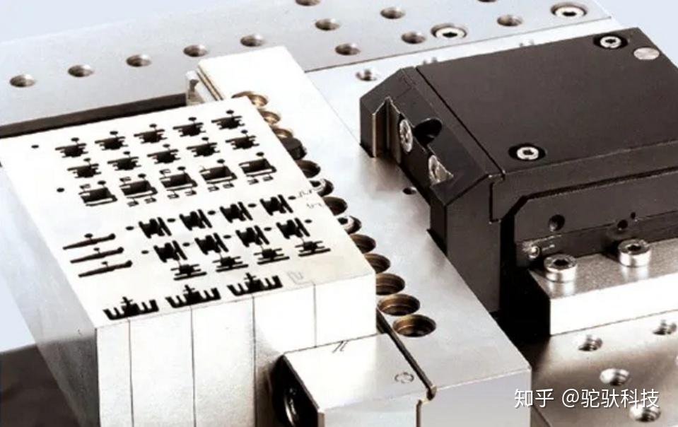 此套模具是三板模產(chǎn)品點進膠方式,結構非常的復雜,模具上面有多個行位